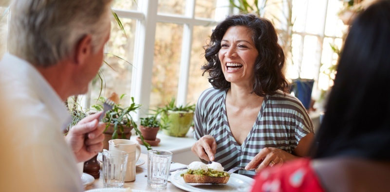 Image of a couple in their 40s out at lunch